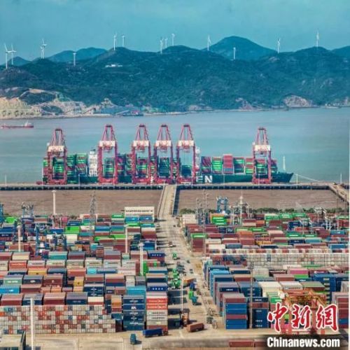 寧波舟山港作業(yè)場景。高雪峰 攝