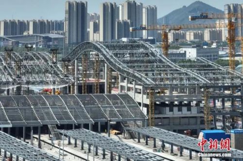 圖為航拍南沿江鐵路江陰站站房屋面鋼結構桁架整體提升現(xiàn)場。(無人機照片) 中新社記者 泱波 攝